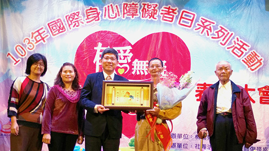 恭喜本會傷友李世禎（右二）榮獲「模範身心障礙者」表揚。