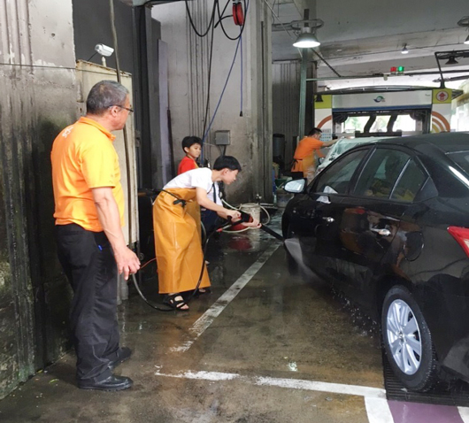 在汽車美容大哥哥指導下洗車。
