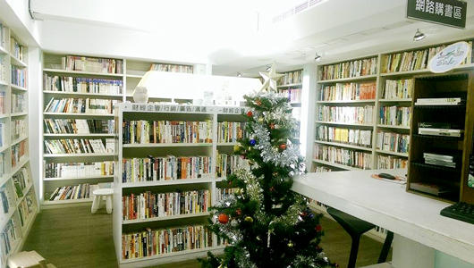 書寶書店店內藏書豐富，環境明亮乾淨整齊。