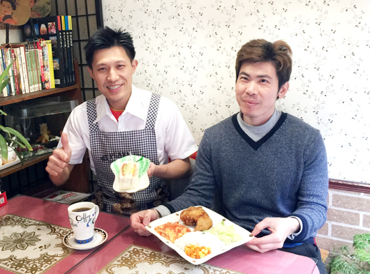 阿峰(左)和小宇(右)熱情推薦店內的招牌餐點。